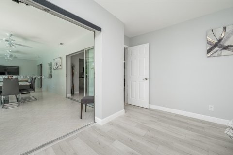 House in Hollywood, Florida 3 bedrooms, 168.06 sq.m. № 2075360 - photo 18
