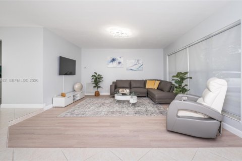 House in Hollywood, Florida 3 bedrooms, 168.06 sq.m. № 2075360 - photo 5