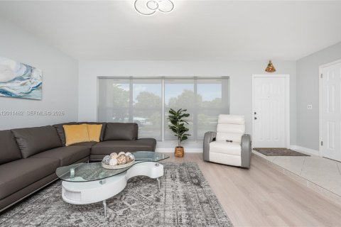 House in Hollywood, Florida 3 bedrooms, 168.06 sq.m. № 2075360 - photo 3