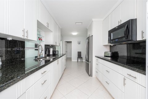 House in Hollywood, Florida 3 bedrooms, 168.06 sq.m. № 2075360 - photo 26