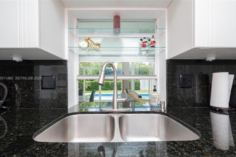 House in Hollywood, Florida 3 bedrooms, 168.06 sq.m. № 2075360 - photo 27