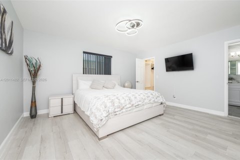 House in Hollywood, Florida 3 bedrooms, 168.06 sq.m. № 2075360 - photo 7