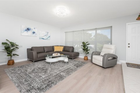 House in Hollywood, Florida 3 bedrooms, 168.06 sq.m. № 2075360