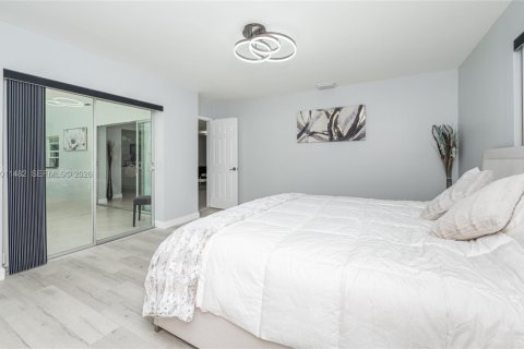 House in Hollywood, Florida 3 bedrooms, 168.06 sq.m. № 2075360 - photo 16