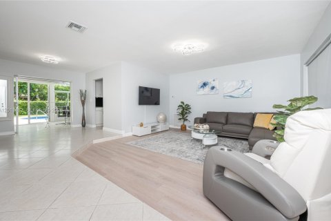 House in Hollywood, Florida 3 bedrooms, 168.06 sq.m. № 2075360 - photo 6