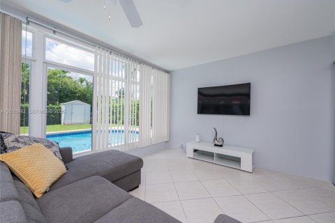 House in Hollywood, Florida 3 bedrooms, 168.06 sq.m. № 2075360 - photo 24