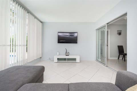 House in Hollywood, Florida 3 bedrooms, 168.06 sq.m. № 2075360 - photo 23