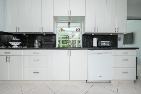House in Hollywood, Florida 3 bedrooms, 168.06 sq.m. № 2075360 - photo 28