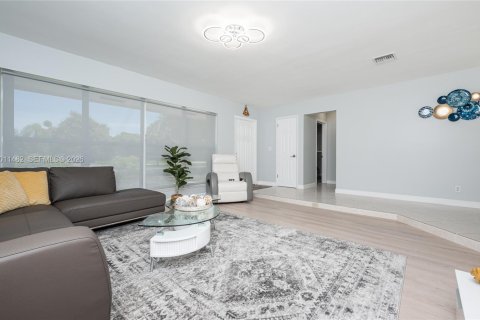 House in Hollywood, Florida 3 bedrooms, 168.06 sq.m. № 2075360 - photo 4