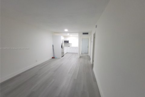 Снять в аренду кондоминиум в Лодердейл-Лейкс, Флорида 1 спальня, 71.35м2, № 1940889 - фото 6