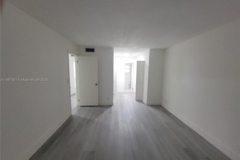 Снять в аренду кондоминиум в Лодердейл-Лейкс, Флорида 1 спальня, 71.35м2, № 1940889 - фото 8