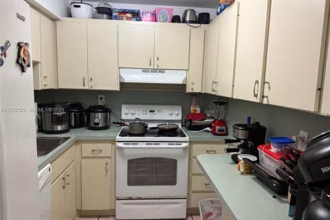Condo in Miami, Florida, 2 bedrooms  № 1990891 - photo 2