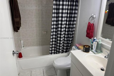 Condo in Miami, Florida, 2 bedrooms  № 1990891 - photo 4