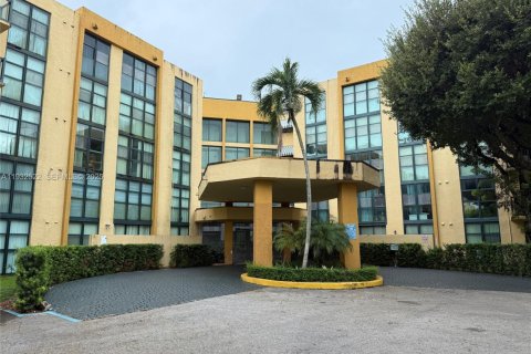 Condo in Miami, Florida, 2 bedrooms  № 1990891 - photo 1