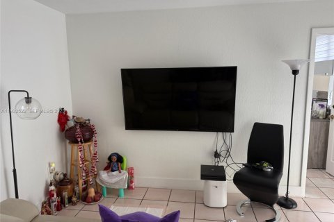 Condo in Miami, Florida, 2 bedrooms  № 1990891 - photo 3