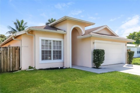 Снять в аренду виллу или дом в Юпитер, Флорида 3 спальни, 125.51м2, № 1948571 - фото 2