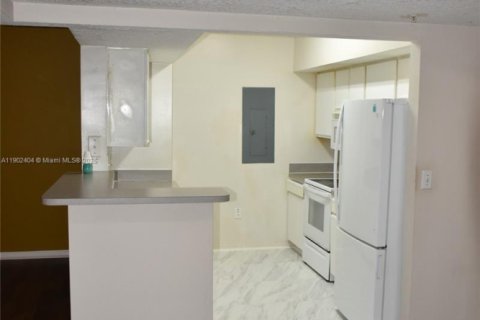 Condo in Pembroke Pines, Florida, 2 bedrooms  № 1953963 - photo 18