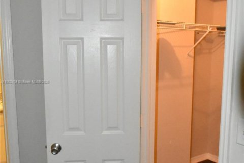 Condo in Pembroke Pines, Florida, 2 bedrooms  № 1953963 - photo 26