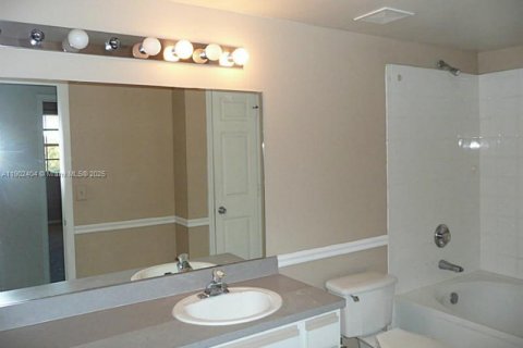 Condo in Pembroke Pines, Florida, 2 bedrooms  № 1953963 - photo 5