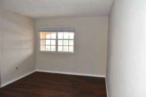 Condo in Pembroke Pines, Florida, 2 bedrooms  № 1953963 - photo 10