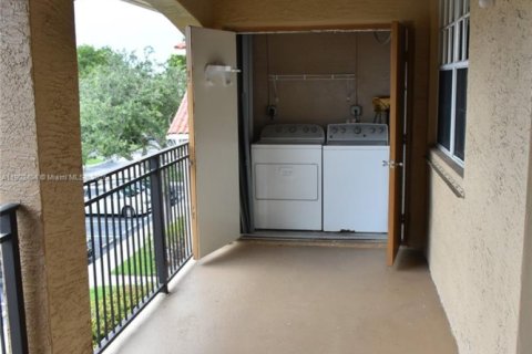 Condo in Pembroke Pines, Florida, 2 bedrooms  № 1953963 - photo 15