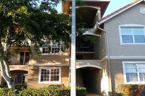 Condo in Pembroke Pines, Florida, 2 bedrooms  № 1953963 - photo 2