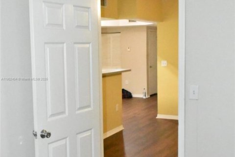 Condo in Pembroke Pines, Florida, 2 bedrooms  № 1953963 - photo 28