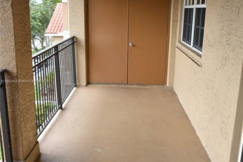 Condo in Pembroke Pines, Florida, 2 bedrooms  № 1953963 - photo 14