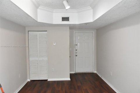 Condo in Pembroke Pines, Florida, 2 bedrooms  № 1953963 - photo 17