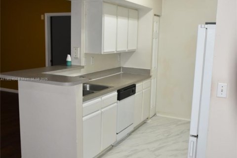 Condo in Pembroke Pines, Florida, 2 bedrooms  № 1953963 - photo 20