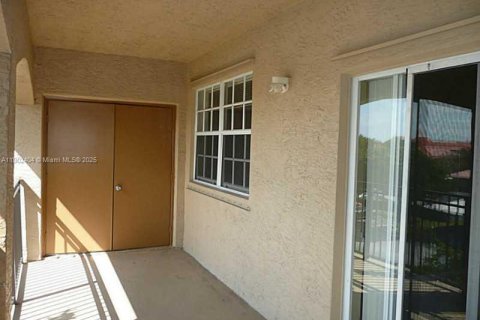 Condo in Pembroke Pines, Florida, 2 bedrooms  № 1953963 - photo 3