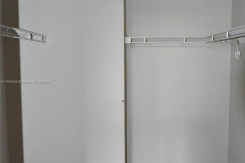 Condo in Pembroke Pines, Florida, 2 bedrooms  № 1953963 - photo 13