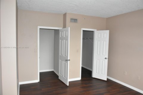 Condo in Pembroke Pines, Florida, 2 bedrooms  № 1953963 - photo 12