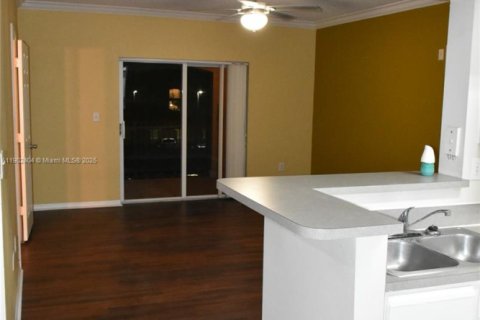 Condo in Pembroke Pines, Florida, 2 bedrooms  № 1953963 - photo 21