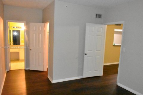 Condo in Pembroke Pines, Florida, 2 bedrooms  № 1953963 - photo 25