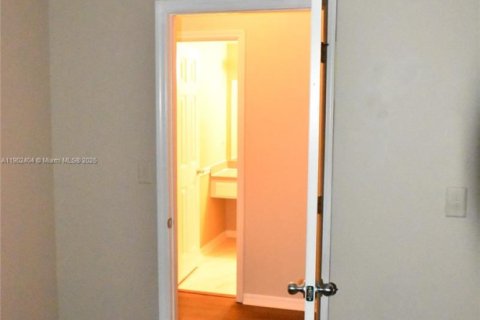 Condo in Pembroke Pines, Florida, 2 bedrooms  № 1953963 - photo 24