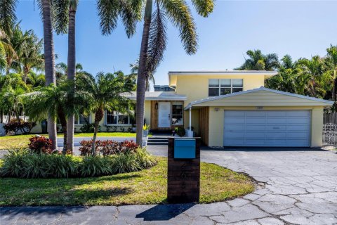 House in Lighthouse Point, Florida 3 bedrooms, 170.75 sq.m. № 2083638 - photo 3
