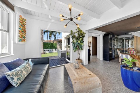 House in Lighthouse Point, Florida 3 bedrooms, 170.75 sq.m. № 2083638 - photo 9