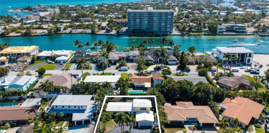 House in Lighthouse Point, Florida 3 bedrooms, 170.75 sq.m. № 2083638