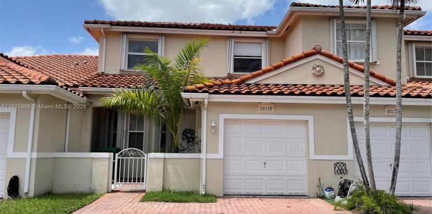 Дом в Дорал, Флорида 3 спальни, 164.25м2 № 1973790