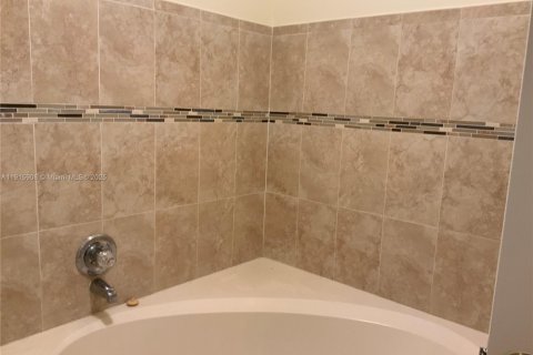 Снять в аренду виллу или дом в Дорал, Флорида 3 спальни, 164.25м2, № 1973790 - фото 13