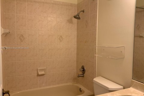 Снять в аренду виллу или дом в Дорал, Флорида 3 спальни, 164.25м2, № 1973790 - фото 16