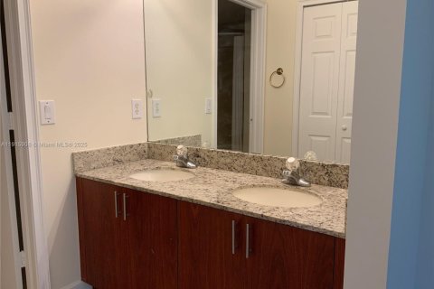 Снять в аренду виллу или дом в Дорал, Флорида 3 спальни, 164.25м2, № 1973790 - фото 12