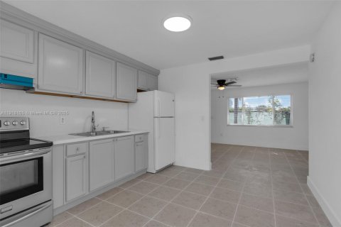 Casa en alquiler en Hallandale Beach, Florida, 2 dormitorios, 156.91 m2 № 1972975 - foto 9