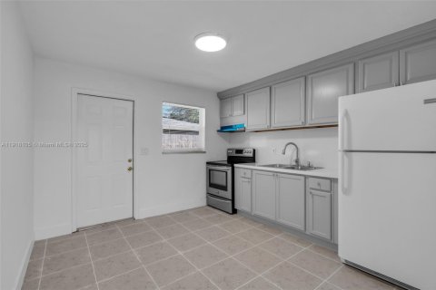 Casa en alquiler en Hallandale Beach, Florida, 2 dormitorios, 156.91 m2 № 1972975 - foto 8