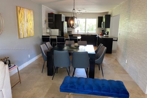 House in Hollywood, Florida 3 bedrooms, 155.98 sq.m. № 1861667 - photo 11