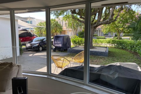 House in Hollywood, Florida 3 bedrooms, 155.98 sq.m. № 1861667 - photo 2