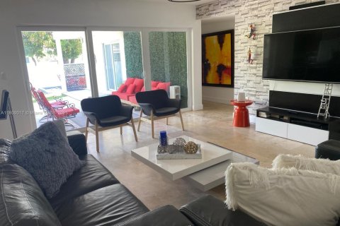 House in Hollywood, Florida 3 bedrooms, 155.98 sq.m. № 1861667 - photo 7