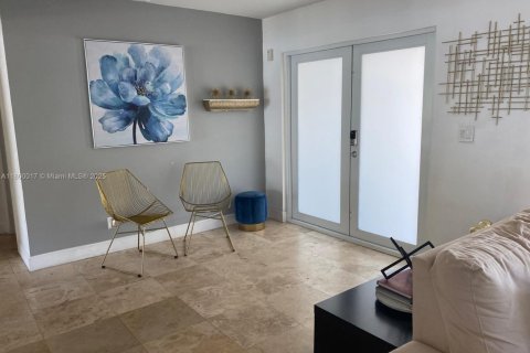 House in Hollywood, Florida 3 bedrooms, 155.98 sq.m. № 1861667 - photo 17
