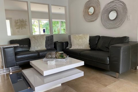 House in Hollywood, Florida 3 bedrooms, 155.98 sq.m. № 1861667 - photo 6